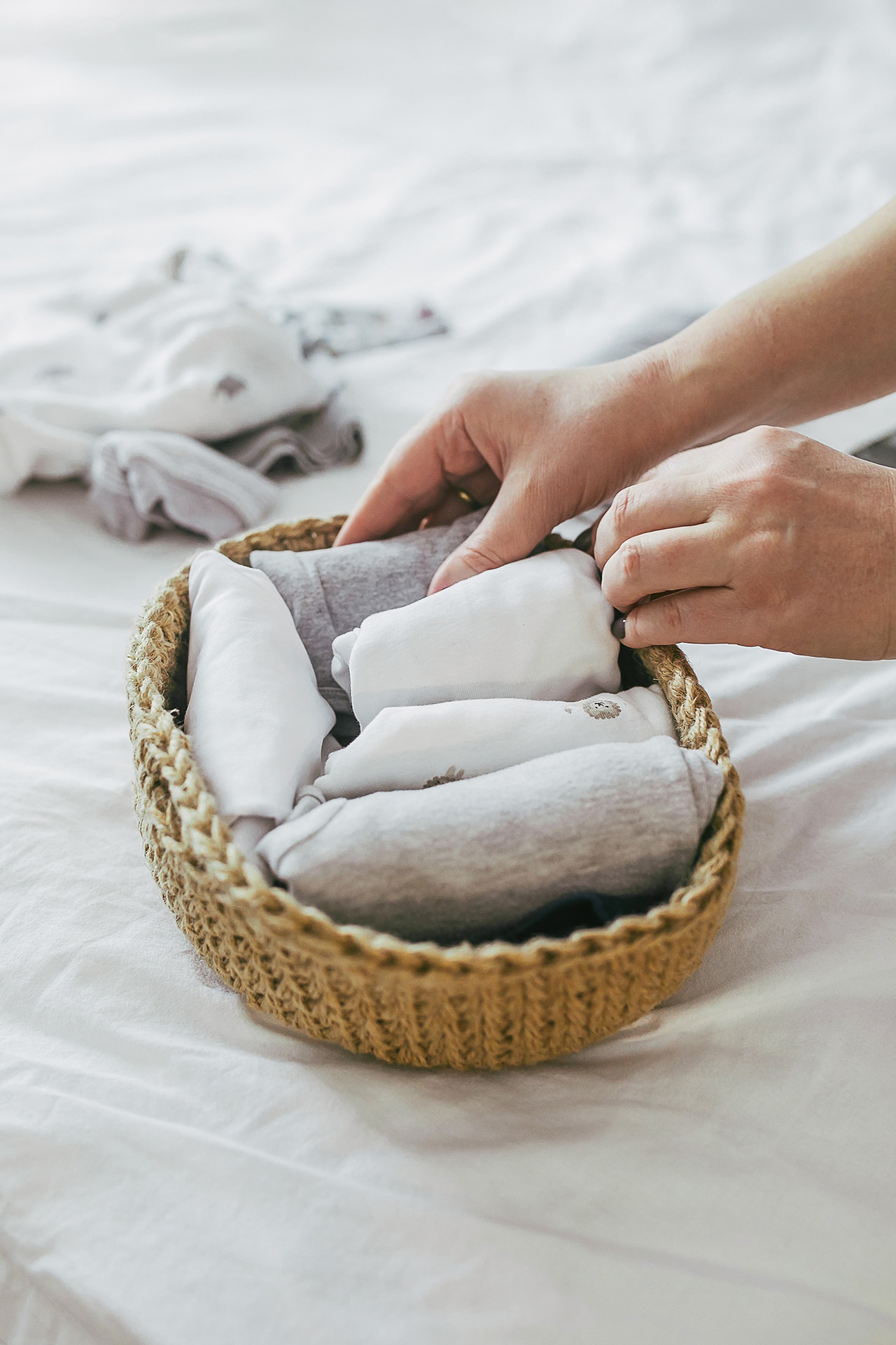 Zena slaze odjecu u kosaru od jute u stilu KonMari Gloria_Kosulje